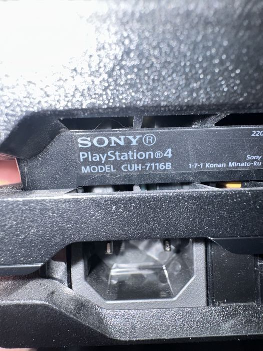 Ps4 pro 1tb/pad/4 gry