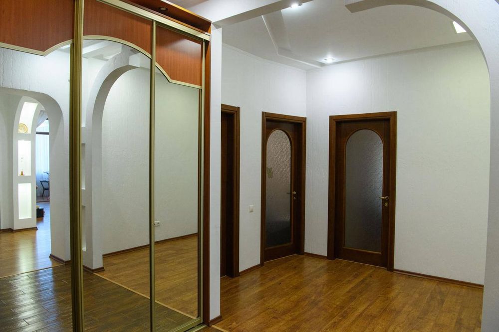 Продаю 4 к/к  в Коттедже центр