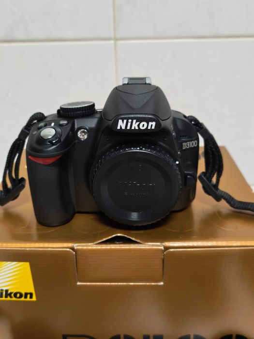 Nikon D3100 Pack com duas objetivas e acessórios. Como novo.