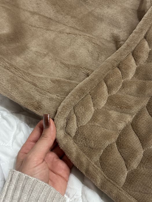 Pokrycie na łóżko z falbaną (ocieplane, miękkie, przypomina aksamit)