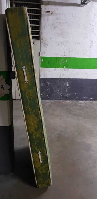 Estrado solteiro (desdobrável) e colchão incluído