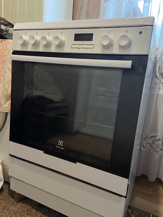 Газова плита Elektrolux з електричною духовкою і дисплеєм