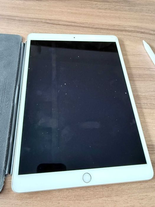 Ipad com teclado apple e apple pencil
