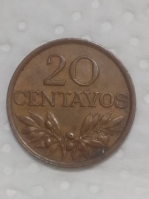 Lote de ( 30 ) moedas Portuguesas 20 centavos  1970/71/72/73/74