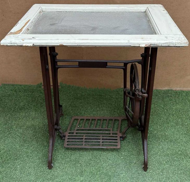 Base em ferro de antiga maquina de costura , medidas Altura 75X49X30 cm