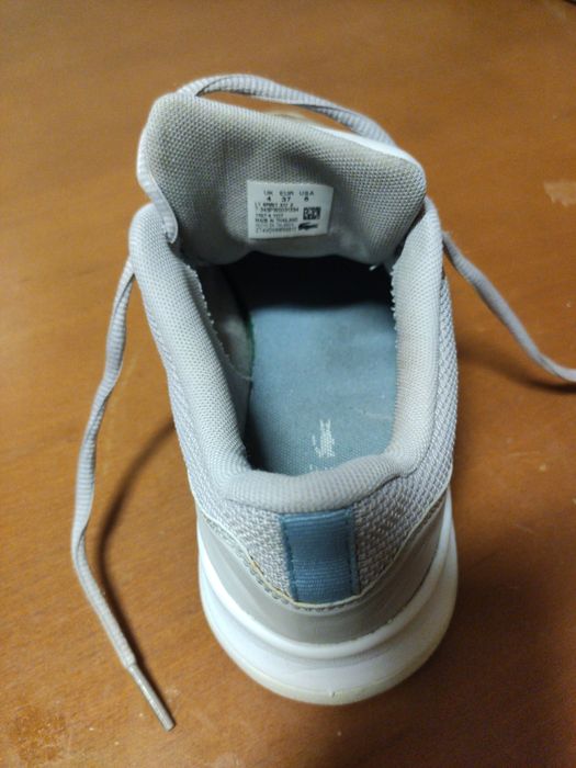 Ténis femininos,marca Lacoste. Cor bege e dourado