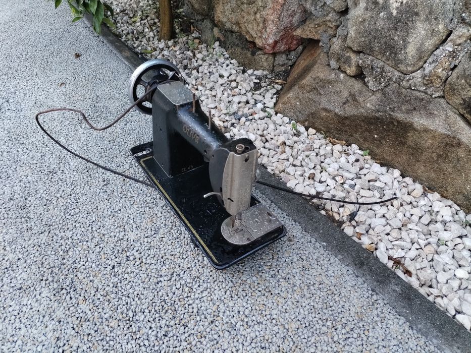 Máquina costura Olivia antiga