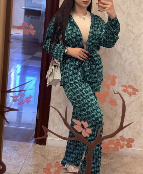 Шелковий костюм зеленого кольору