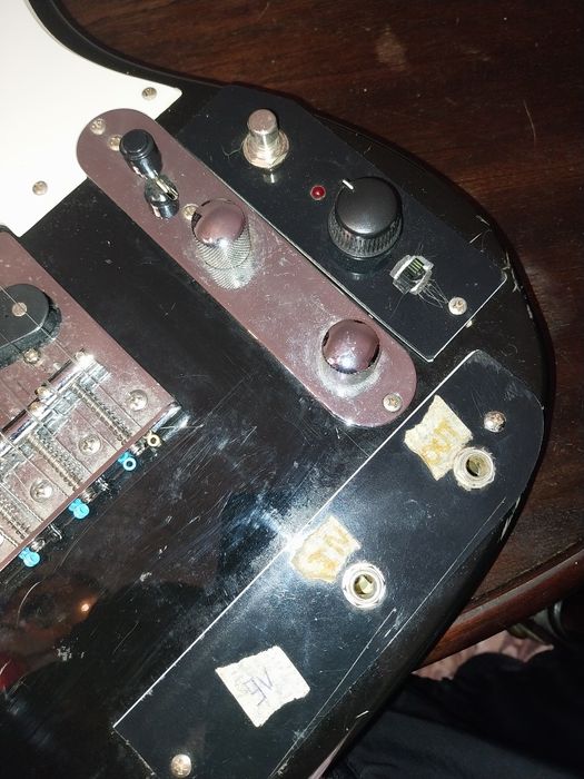 Harley Benton formato Telecaster preta MUITO modificada