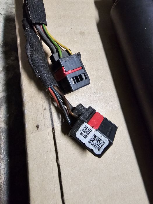 Siłowniki Amortyzatory Seat Ateca klapa tył