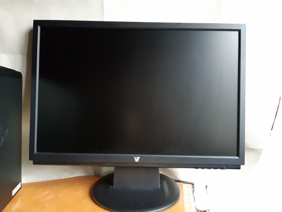 Комп'ютер з монітором та девайсами