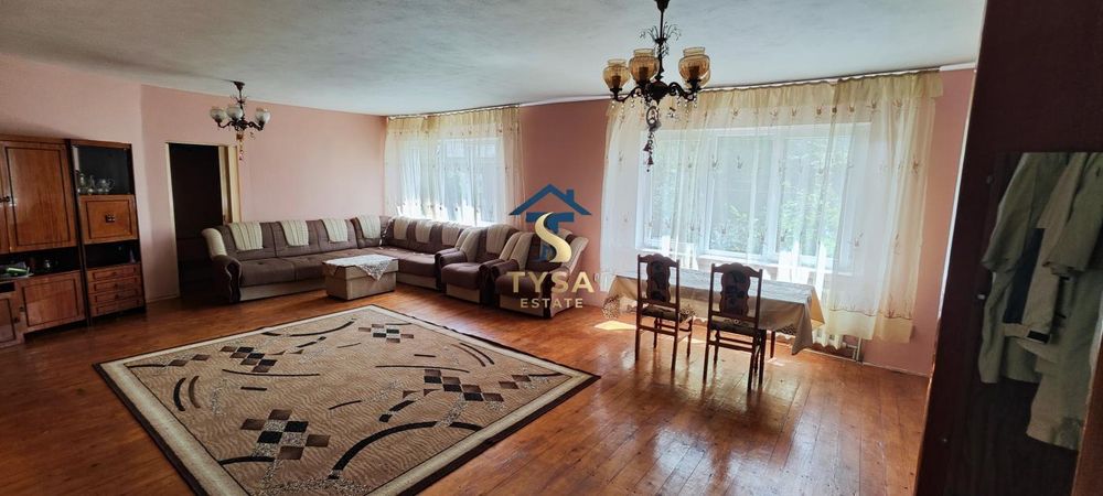 Великий будинок у Тячеві: 210 м², 7 соток, гараж та всі комунікації