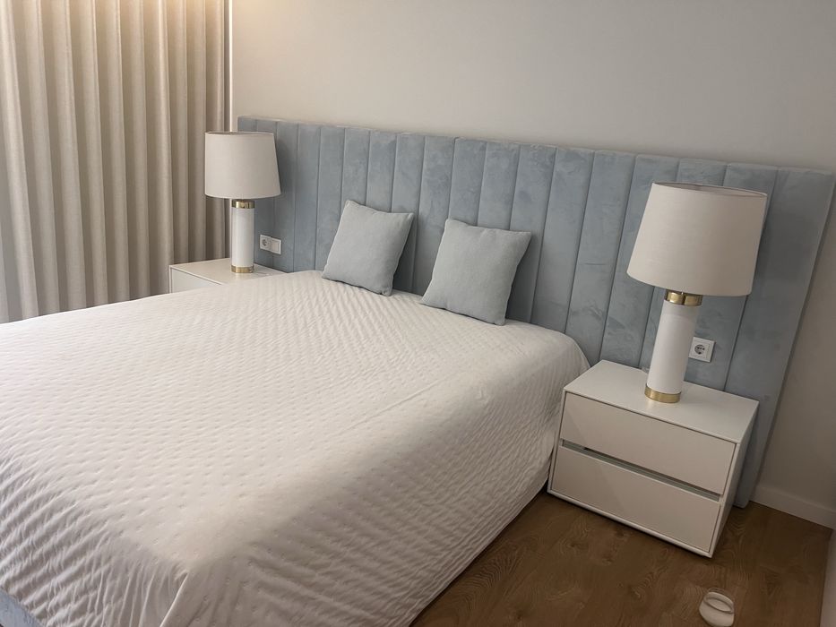 Cama Premium com Cabeceira em Veludo Azul-Bebé e Arrumação