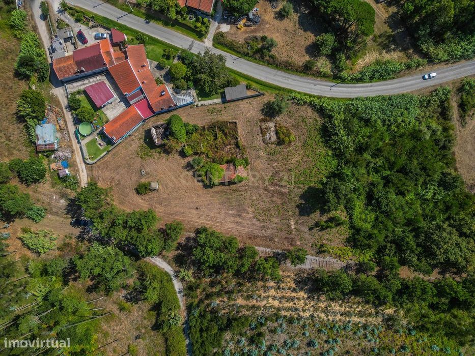 Propriedade com duas casas para reabilitar, terreno e poço na Costeira