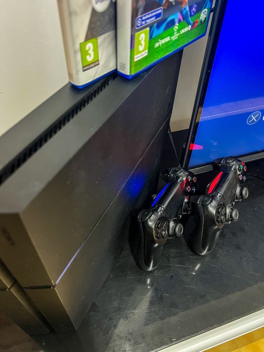 PS4 1TB com 2 comandos e jogos