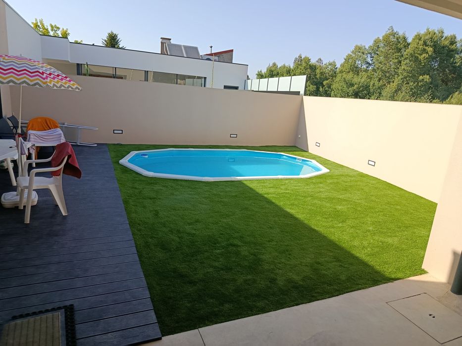 Relva sintética artificial e natural