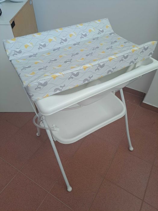 Banheira com muda fralda