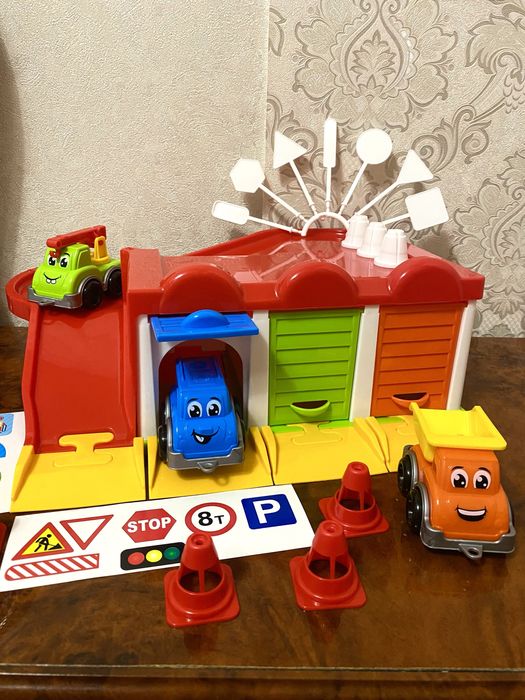 Паркінг гараж з машинками . Паркінг зі спуском. Дитячий гараж паркінг