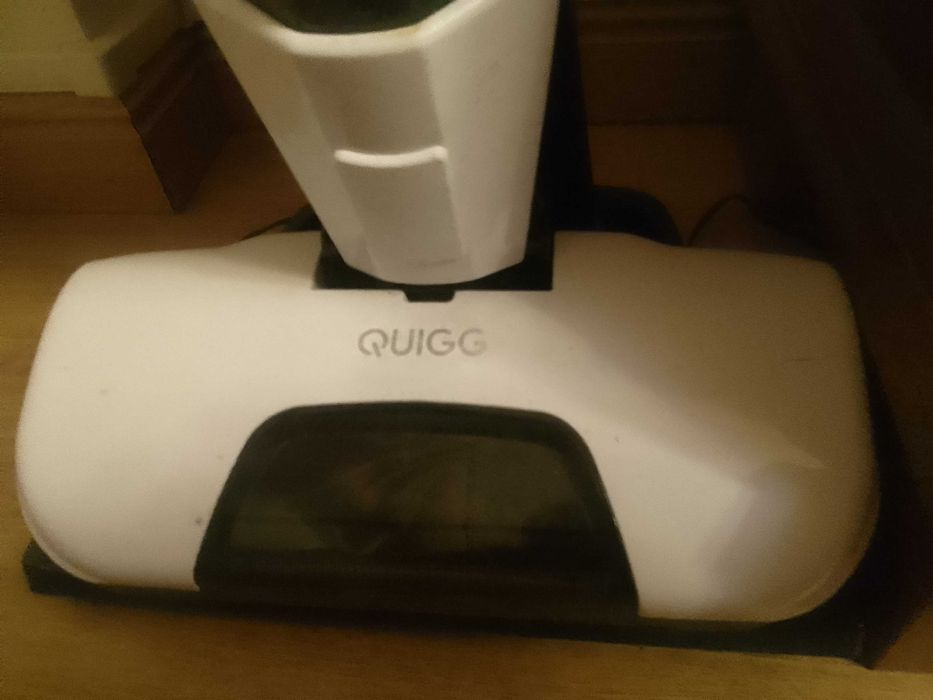 Aspirador branco, vertical e sem fio.