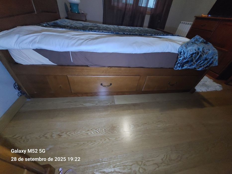 Cama em madeira sólida de carvalho