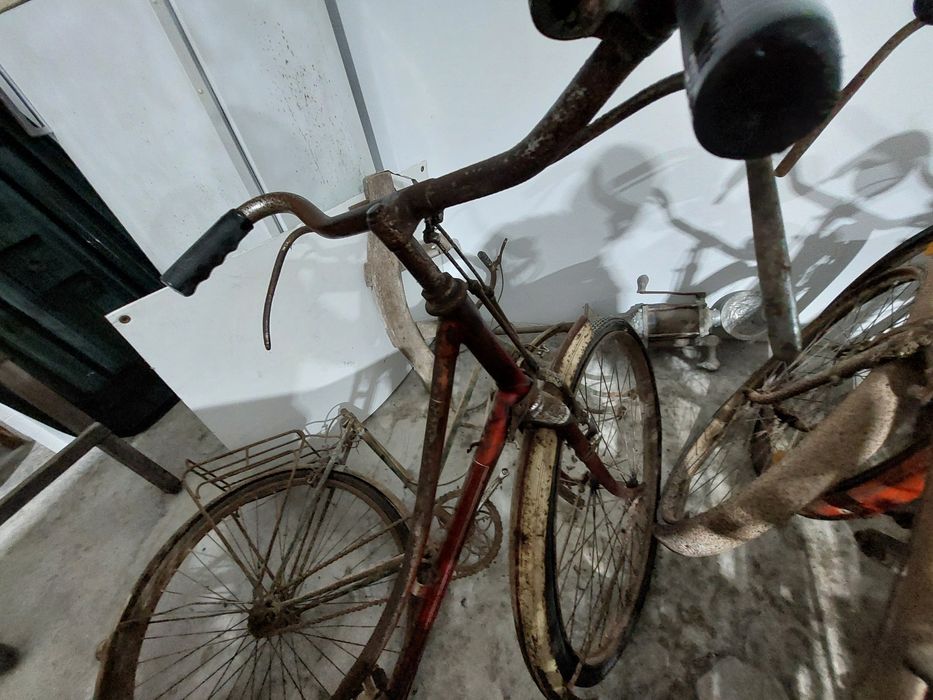 Bicicleta de senhora, com travões de alavanca