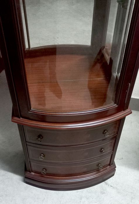 Vitrine de canto (cantoneira) clássica com porta de vidro curva