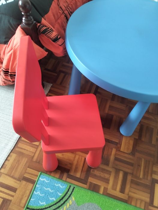 Mesa criança e 2 cadeiras  ikea