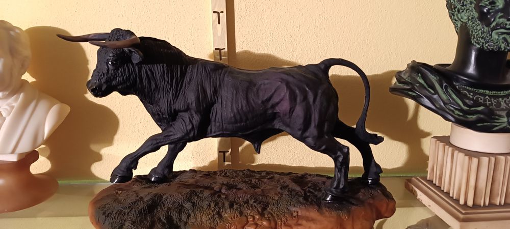 Estatueta toiro bravo