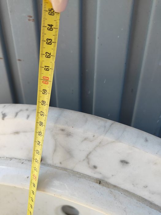 Tampo de pedra mármore com lavatório incluído marca roca.