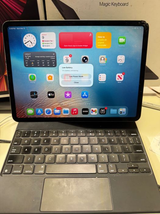 ipad Pro M1 11 Inch 128GB + Cellular with a defect and Magic Keyboard