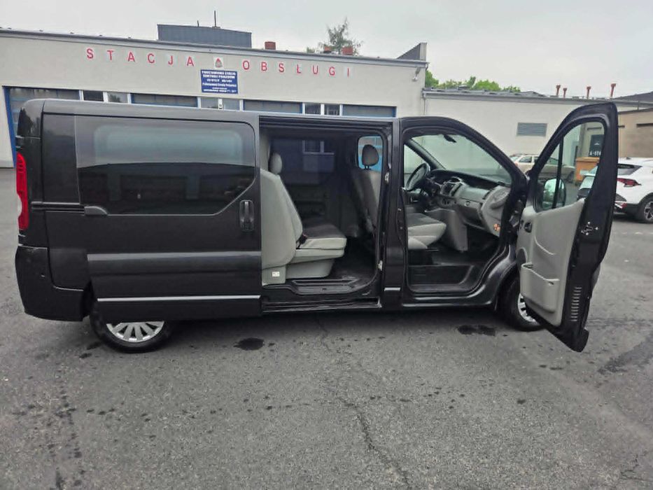 Samochód Opel Vivaro 2,5 147 KM Czarny LONG