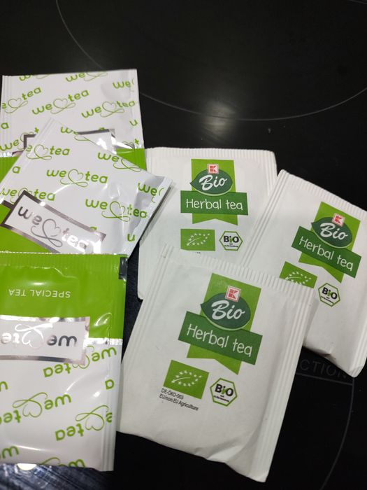 Органічний трав'яний чай Blo, який має заспокійливий ефект. Чай виготовлений з натуральних інгредієнтів і сертифікований як органічний продукт.