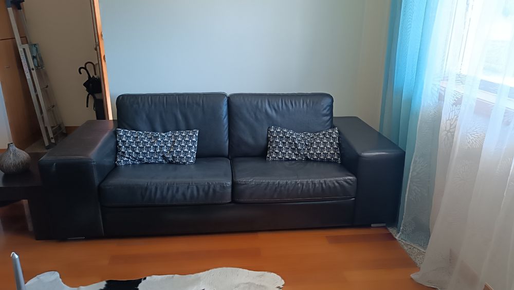 Sofá em pele preto