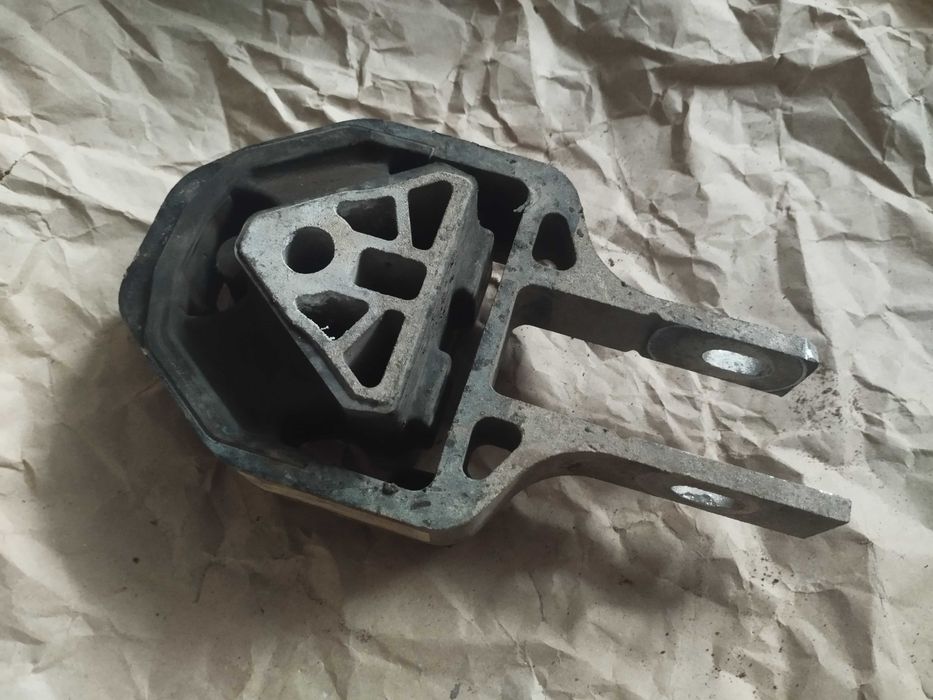 Подушка опора двигуна задня Dodge Dart