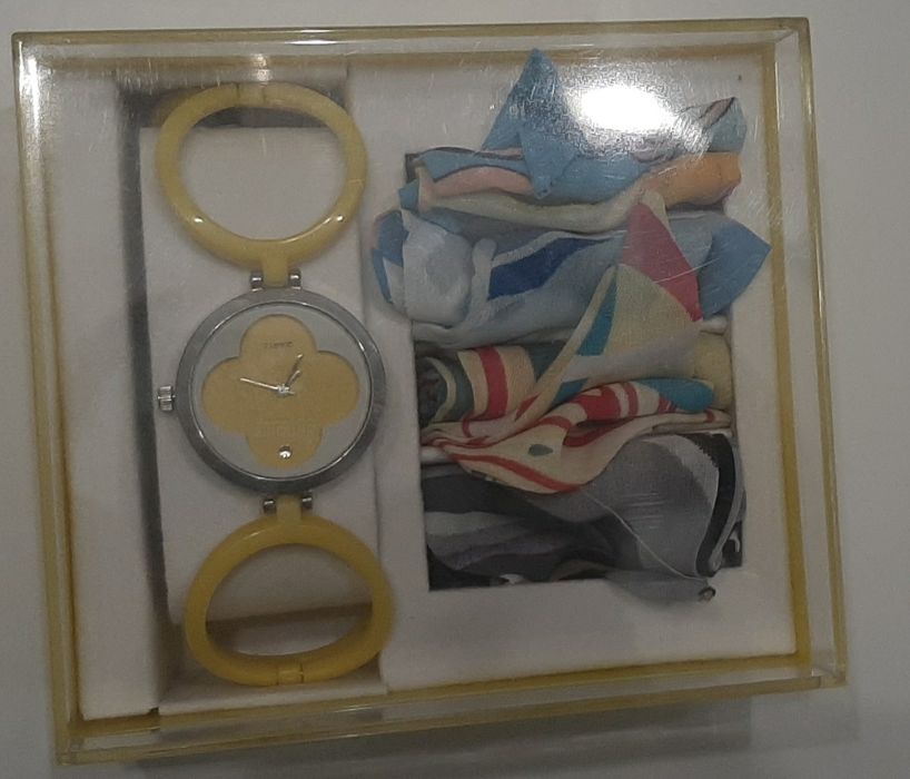 Relógio amarelo com várias fitas