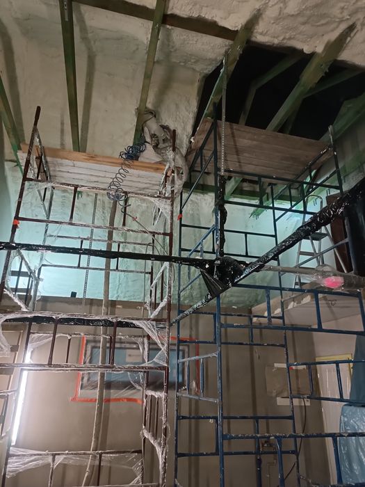 Ocieplenie piana PUR dachów stropów poddasza izolacja poliuretanowa