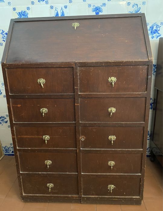 Móvel com máquina de costura incorporada