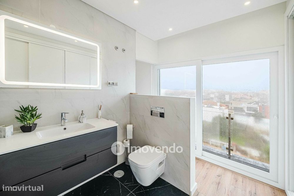 Moradia T3+1 moderna e exclusiva, com garagem e jardim, em Porto Salvo