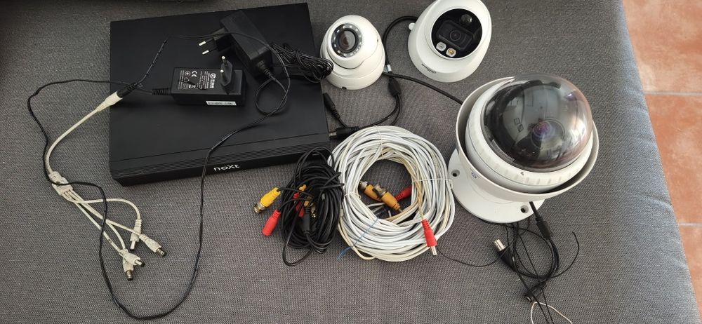 NVR NOXT Da Dahua OEM de 8 analógicos canais + 2IP disco 550GB , 3 câmaras, 2 cabos BNC transformadores , adaptador de energia para 4 camaras.