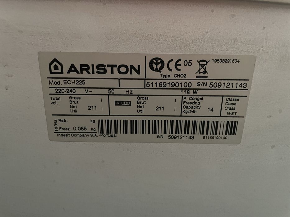 Arca frigorifica média Ariston