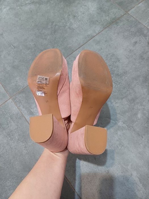 Zamszowe buty damskie na koturnie H&M r. 38