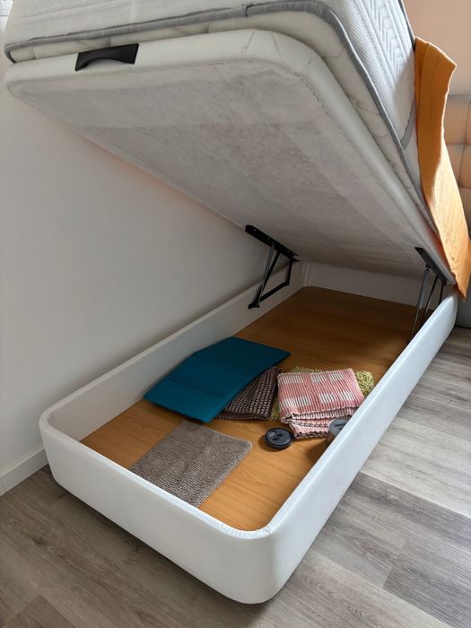 Sommier com cabeceiro e colchão