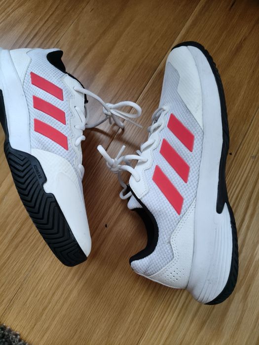 Tênis Adidas Gamecourt 2.0, tamanho 43 & 1/3, como novos pois deixaram de servir. Entrego em mão na zona do Parque das Nações  ou Benfica.