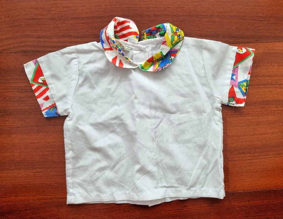 Conjunto camisa e jardineiras com padrão multicolorido de palhaços, 6m