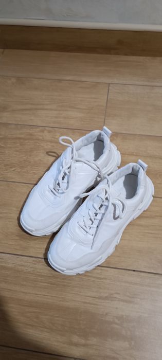 Białe buty sportowe