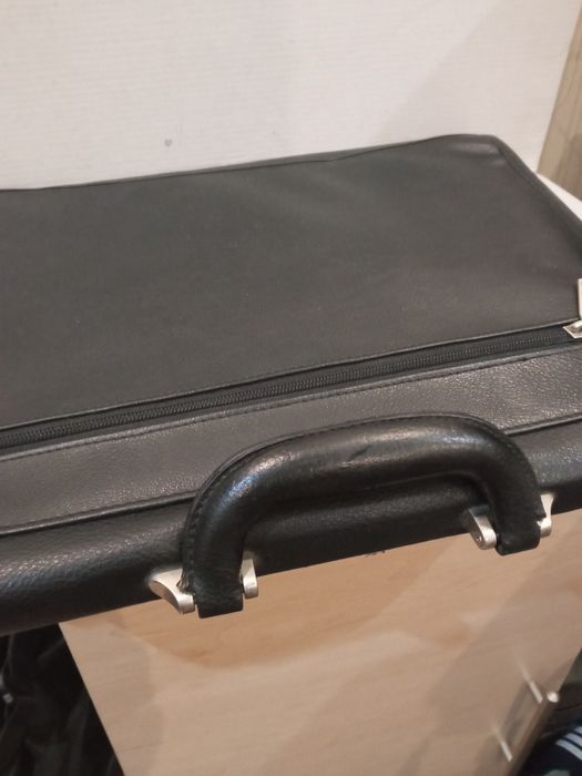 Продам портфель из ЭКО кожи Professional  c кодовым замком.