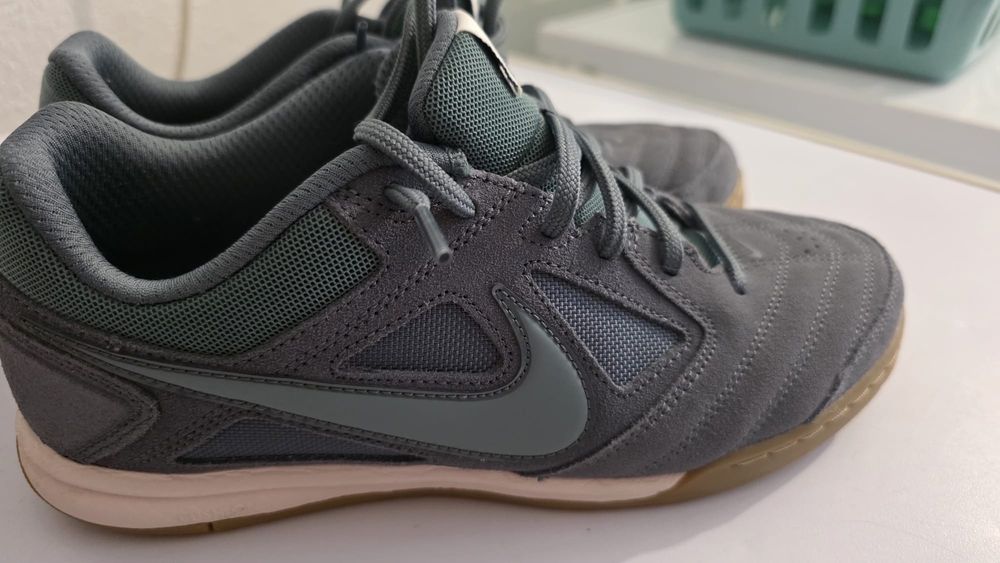Sapatilhas de futsal novas