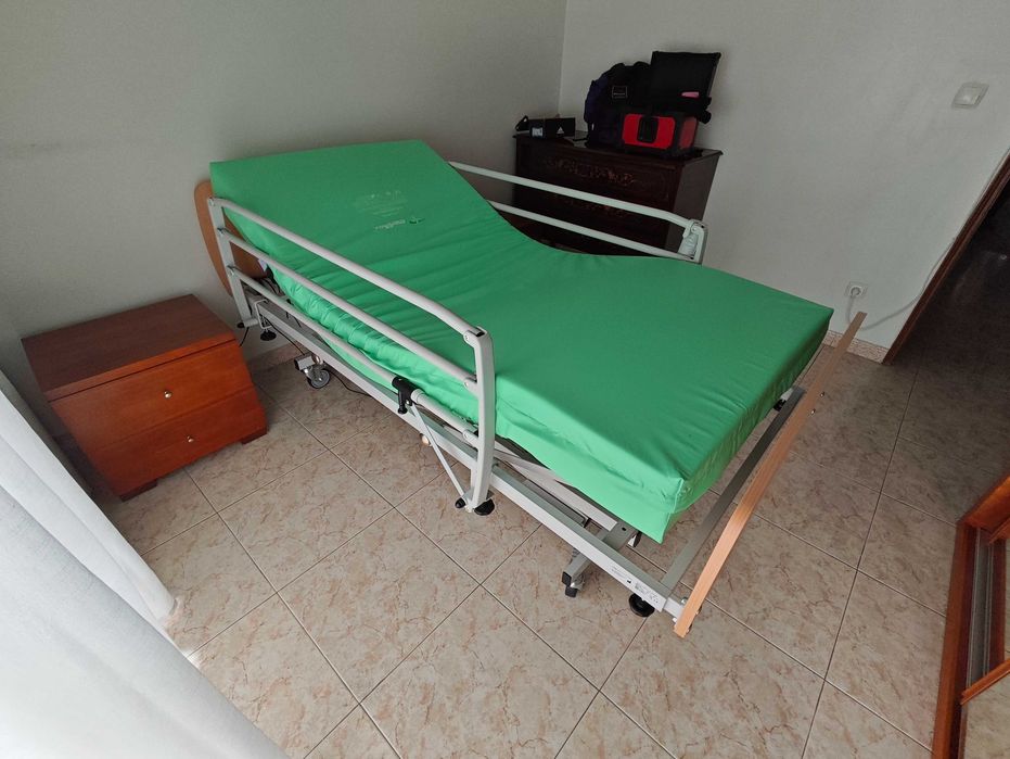 Cama Hospitalar Articulada Elétrica com Comando + Colchão – Como Nova