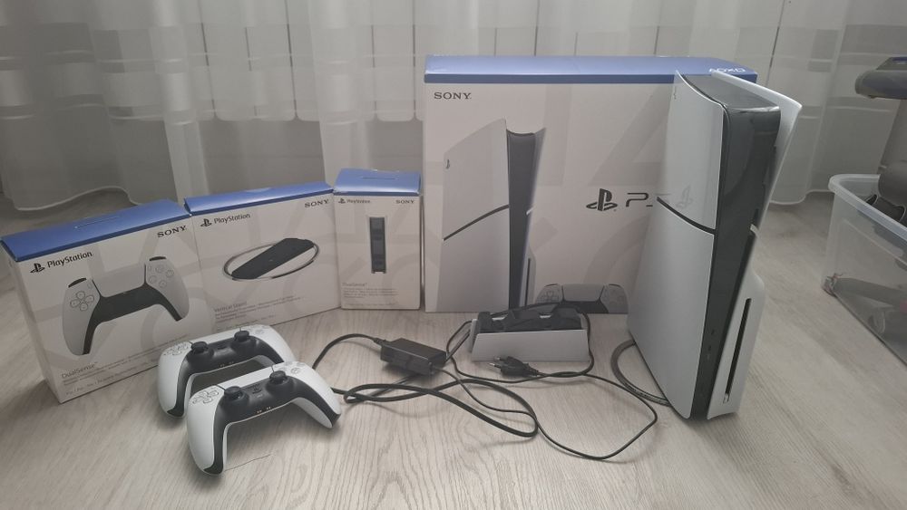 PlayStation 5 Slim 1TB z Napędem + 2 Pady + Ładowarka + Stojak