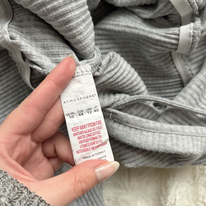 Seksowny wygodny materiałowy szary kombinezon na ramiączka